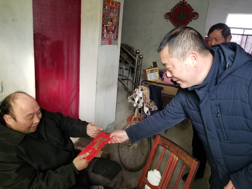 2022.1.27临近春节，吴总代表公司看望开发区乡镇贫困家庭，给他们送去慰问金和新年的美好祝福。
