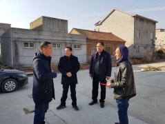 春节临近,吴总代表公司与开发区王主任一行慰问当地贫困家庭